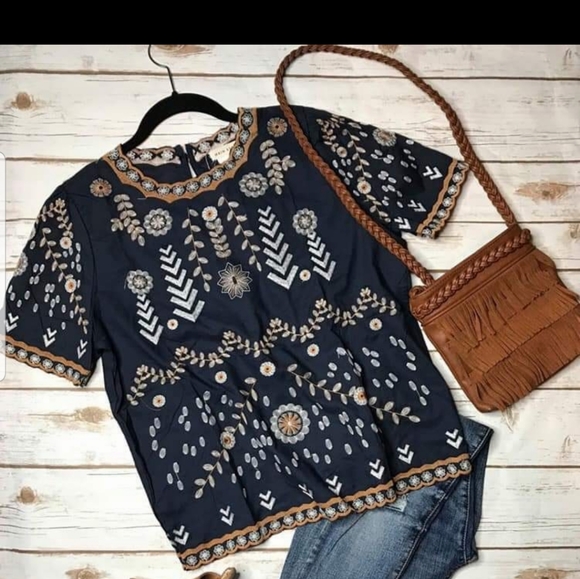 Main Strip Tops - Gorgeous embroidered blouse